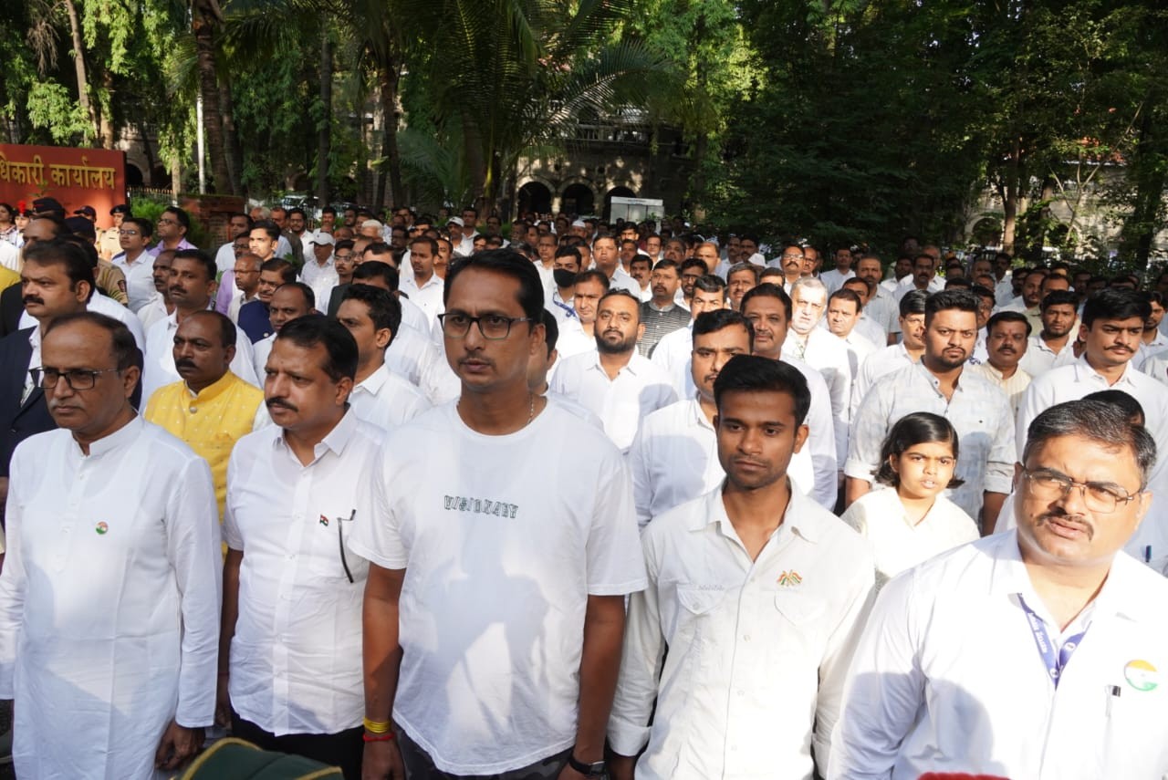 तिरंगे की शान, शहीदों को सलाम: नाशिक कलेक्ट्रेट में कलेक्टर आयुष प्रसाद ने फहराया राष्ट्रीय ध्वज