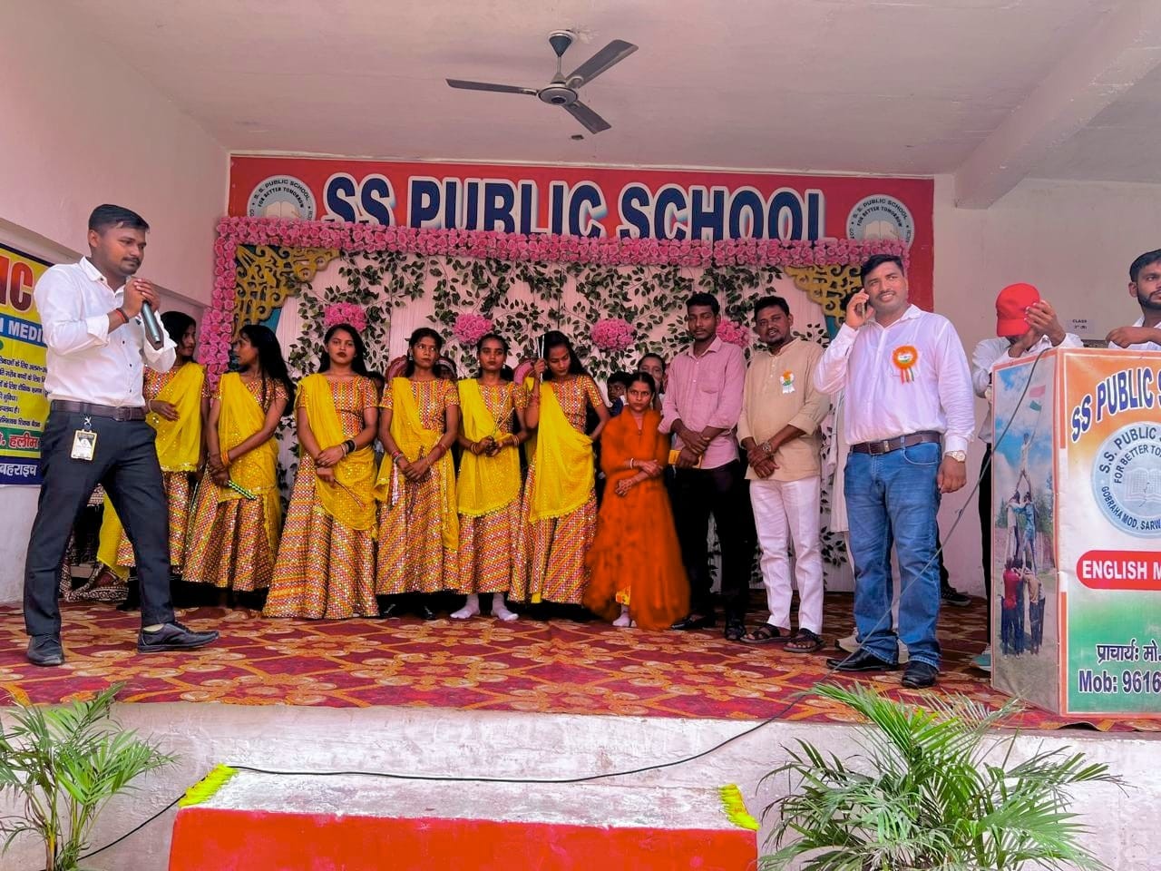 एस. एस. पब्लिक स्कूल में स्वतंत्रता दिवस कार्यक्रम, उत्कृष्ट प्रदर्शन करने वाले छात्र सम्मानित