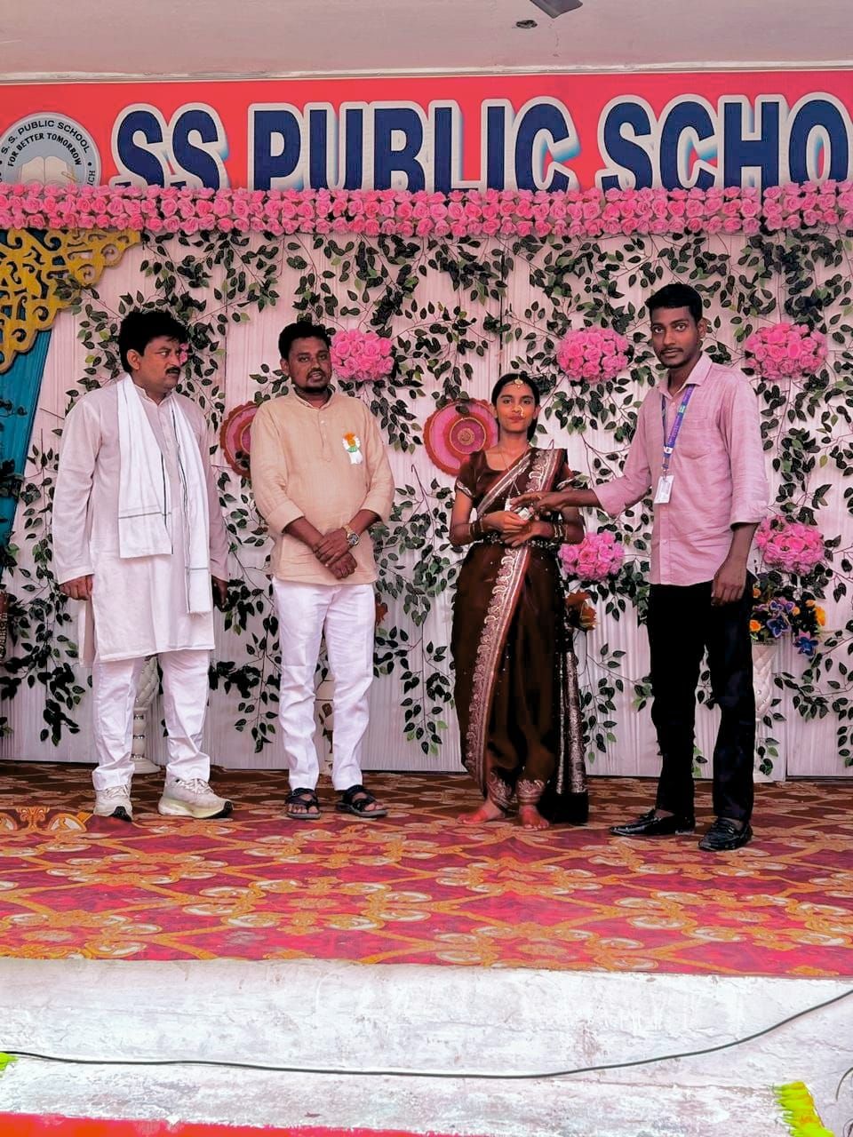 एस. एस. पब्लिक स्कूल में स्वतंत्रता दिवस कार्यक्रम, उत्कृष्ट प्रदर्शन करने वाले छात्र सम्मानित