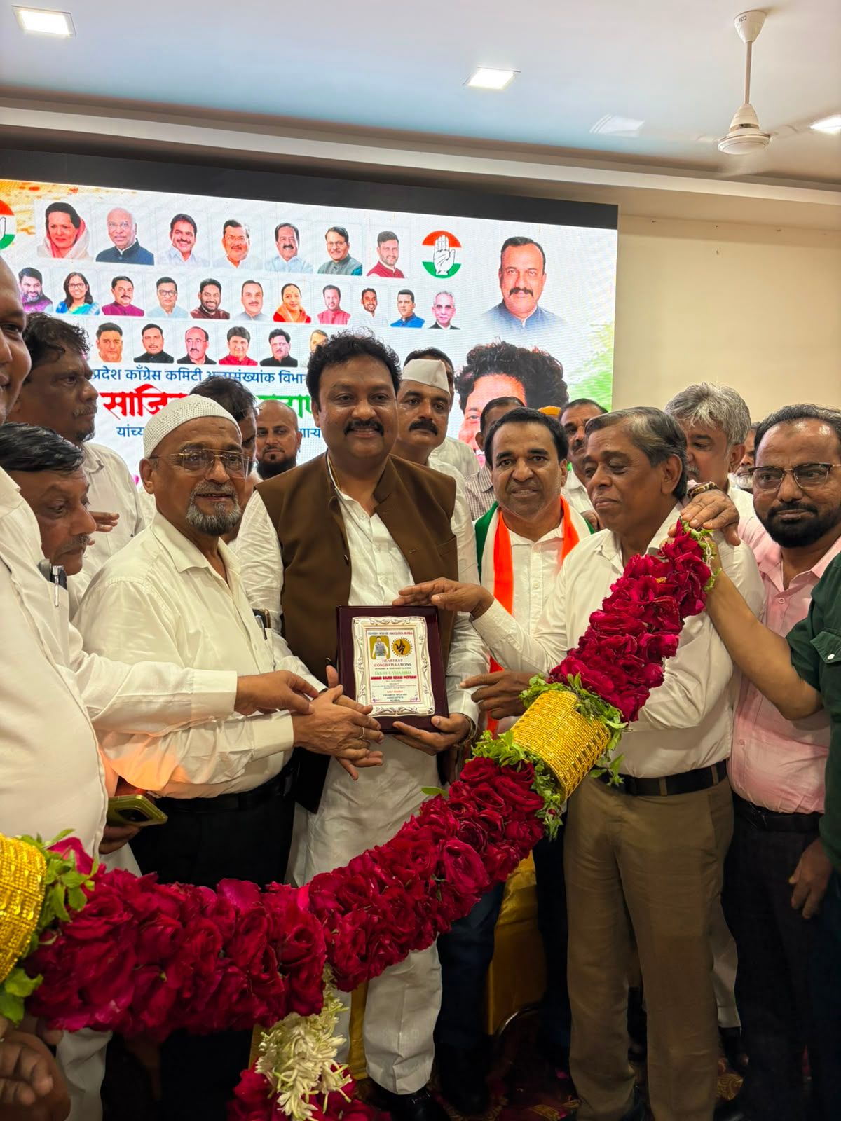 विधायक साजिद खान पठाण को ‘फख्र-ए-विदर्भ’ सम्मान, तिलक भवन दादर में हजारों की मौजूदगी में हुआ शानदार इस्तकबाल प्रदेश कांग्रेस अल्पसंख्यक विभाग के पदभार ग्रहण समारोह में विदर्भ वेलफेयर एसोसिएशन मुंबई ने किया सम्मानित