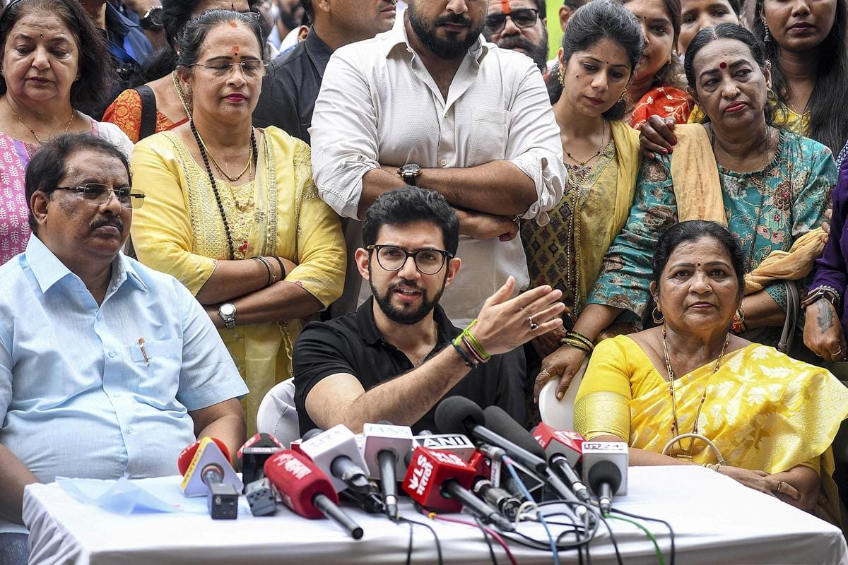 मुंबई की खुली जमीन BJP विधायकों और दोस्तों को बेच रहे हैं CM फडणवीस: आदित्य ठाकरे