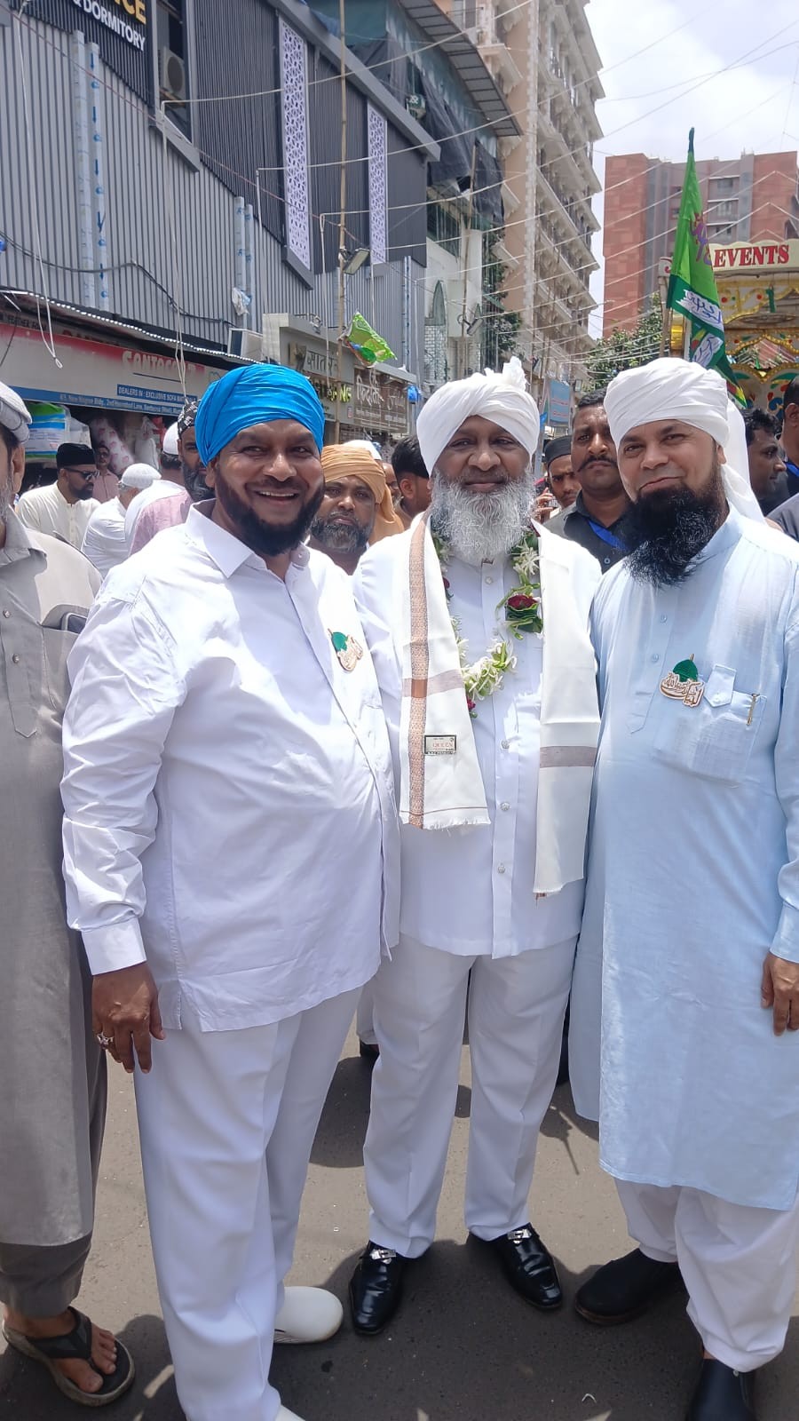 सांताक्रूज़ में शान-ओ-शौकत से निकला जुलूस-ए-मोहम्मदी, हाजी इब्राहीम शेख़ ‘भाईजान’ की रहनुमाई में उमड़ा अकीदतमंदों का सैलाब, गली-गली गूंजा ‘सरकार की आमद मरहबा, या रसूलल्लाह   सल्लल्लाहु अलैही वसल्लम