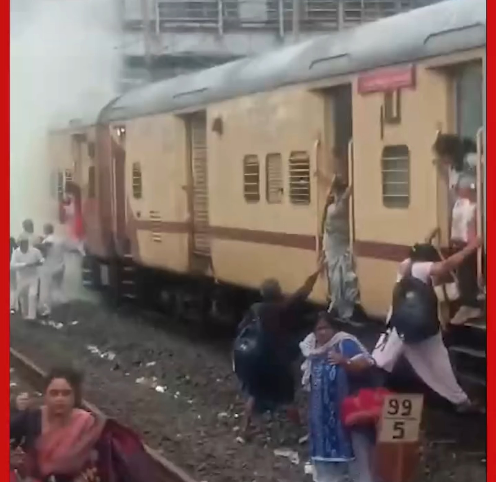 कर्जत स्टेशन के पास कोयना एक्सप्रेस के ब्रेक पैड में लगी आग, यात्रियों में मची अफ़रा-तफ़री