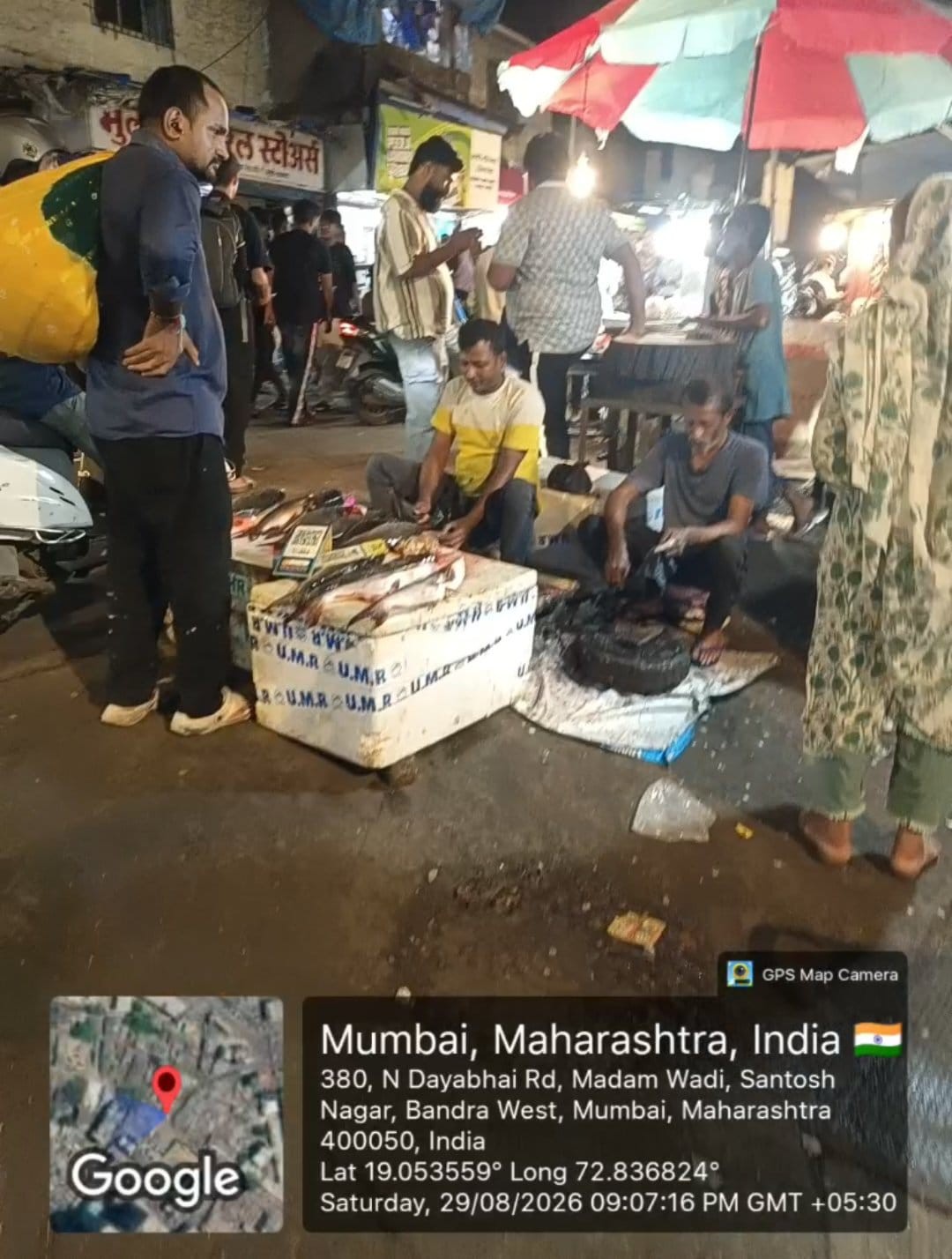 बांद्रा वेस्ट में सड़क के बीच मछली बिक्री का अतिक्रमण, बार-बार शिकायतों के बावजूद कार्रवाई पर सवाल