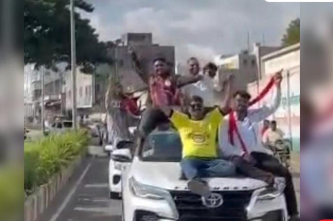 तड़ीपार गुंडे का कार की छत पर बैठकर आतंक! सोशल मीडिया पर वीडियो वायरल, पुलिस ने लिया संज्ञान; सोन्या कांबले के खिलाफ मामला दर्ज