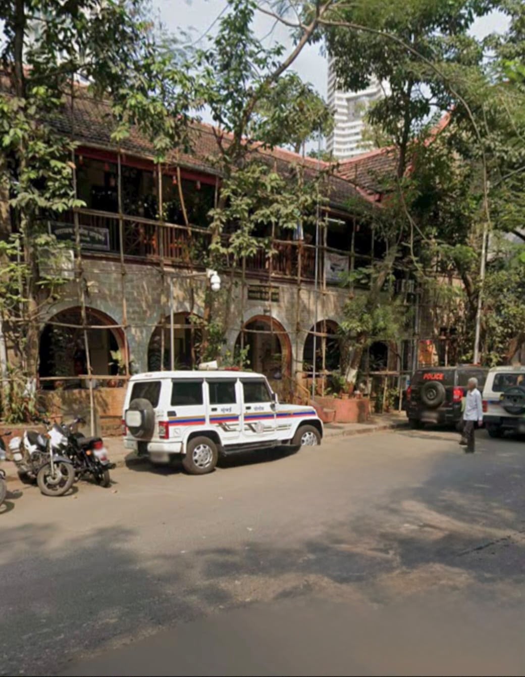 मुंबई पुलिस ने मोबाइल चोरी करने वाले गिरोह का भंडाफोड़ किया है, जिसके पास से 16 लाख रुपये के 42 मोबाइल फोन बरामद किए गए हैं