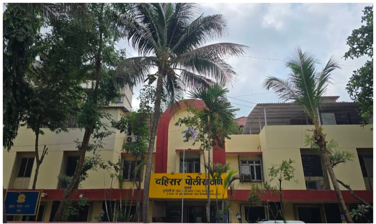 मुंबई पुलिस के अनुसार, दहिसर पुलिस ने अवैध रूप से हाइड्रोक्लोरिक एसिड ले जा रहे एक व्यक्ति को गिरफ्तार किया है और उसके पास से एक Ford Endeavour कार और ५२.५ लीटर एसिड जब्त किया है