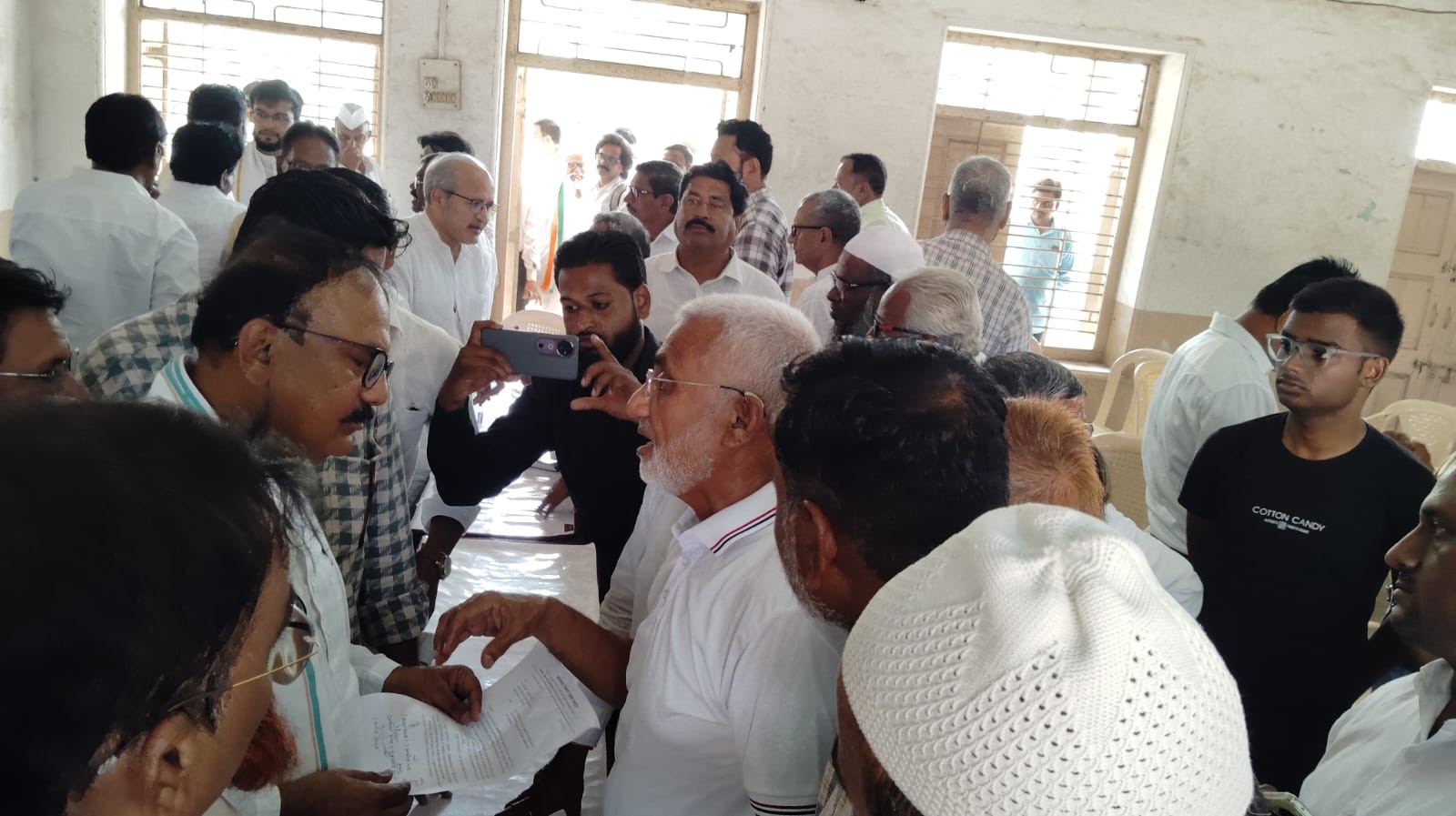 अजिंठा चौक के भंगार बाजार की 117 दुकानें गिराए जाने से परिवारों का रोजगार संकट में  नुकसान की भरपाई और पुनर्वास की मांग; हर्षवर्धन सपकाल से तुरंत हस्तक्षेप का अनुरोध