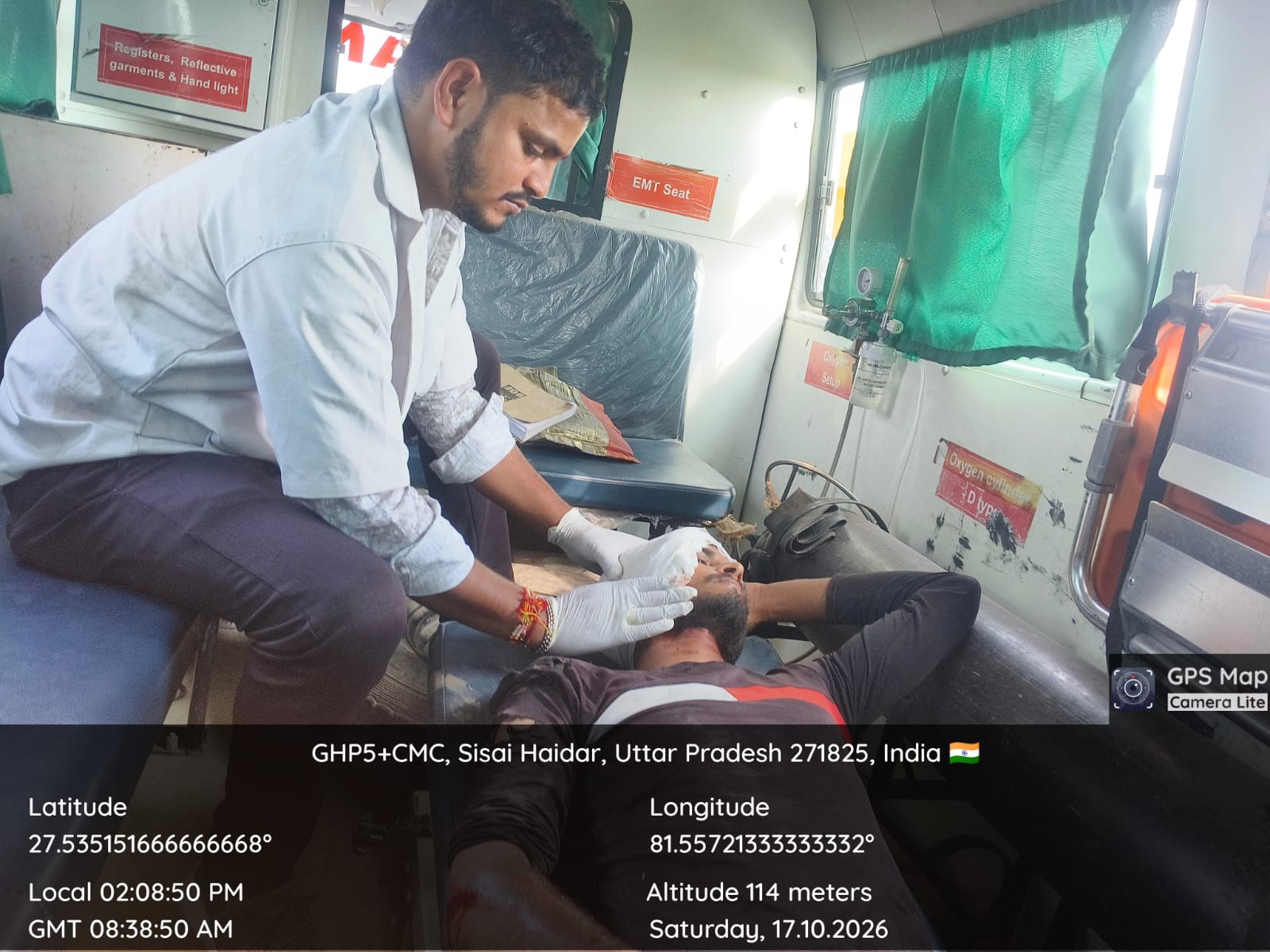 अचानक सामने आया कुत्ता अनियंत्रित होकर पलटा ऑटो,