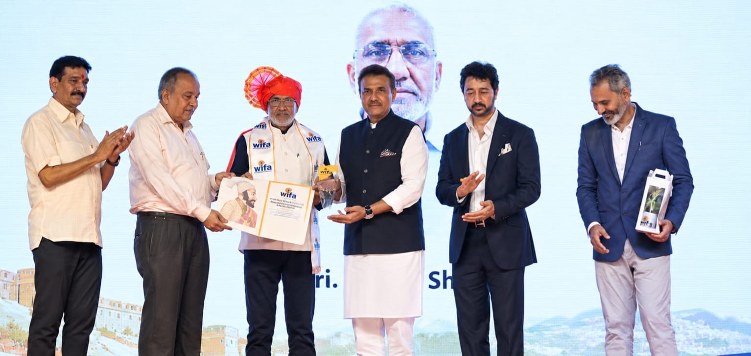 फुटबॉल में योगदान फारुख़ शेख़ का राज्य स्तर पर सम्मान, सांसद प्रफुल्ल पटेल के हाथों फारुख़ शेख़ सम्मानित
