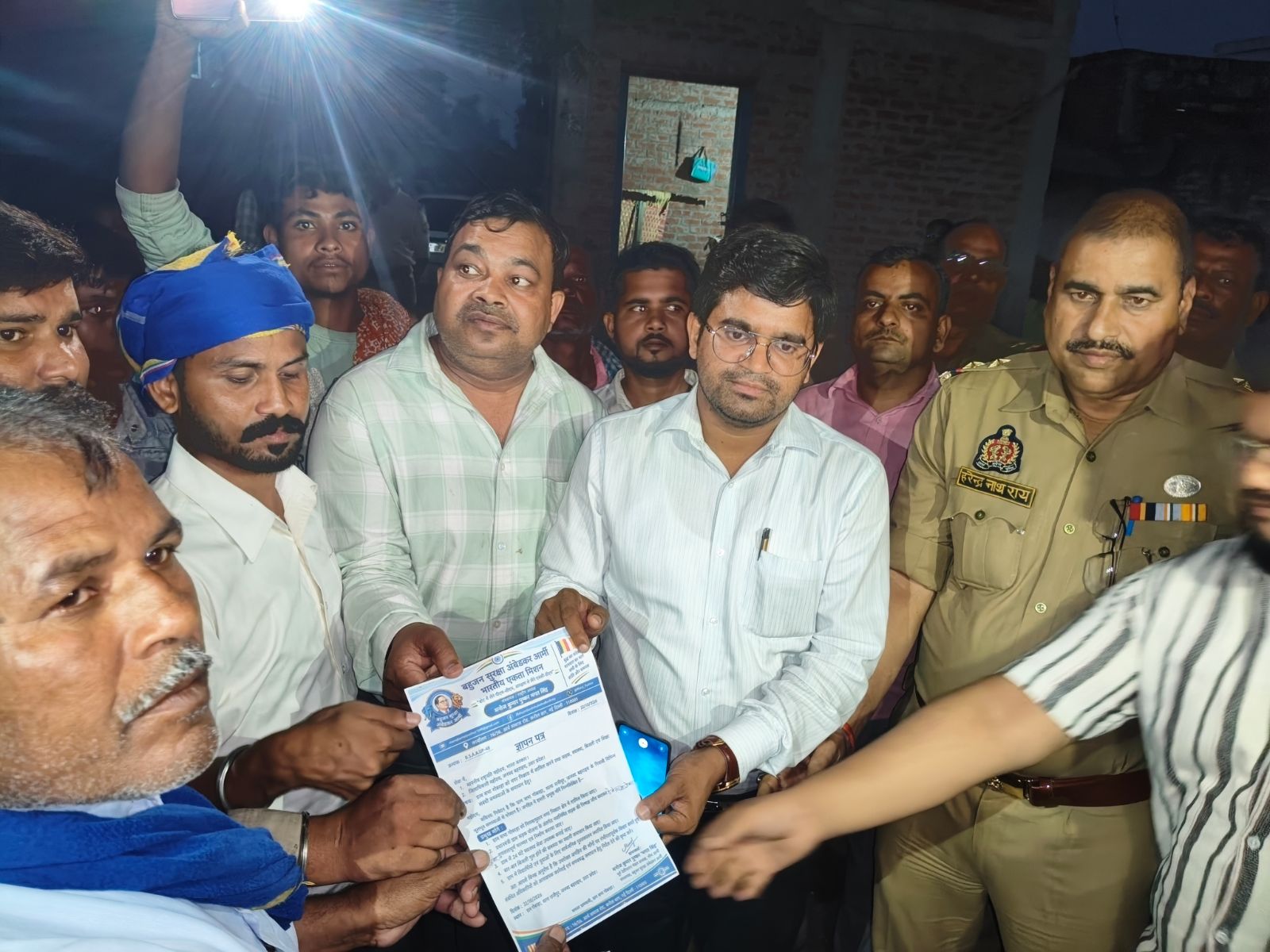 बहराइच के गोबरहा में सड़क निर्माण में खुली लूट, ग्रामीणों का फूटा गुस्सा, PWD बैकफुट पर; एक सप्ताह की मोहलत पर टला बवाल