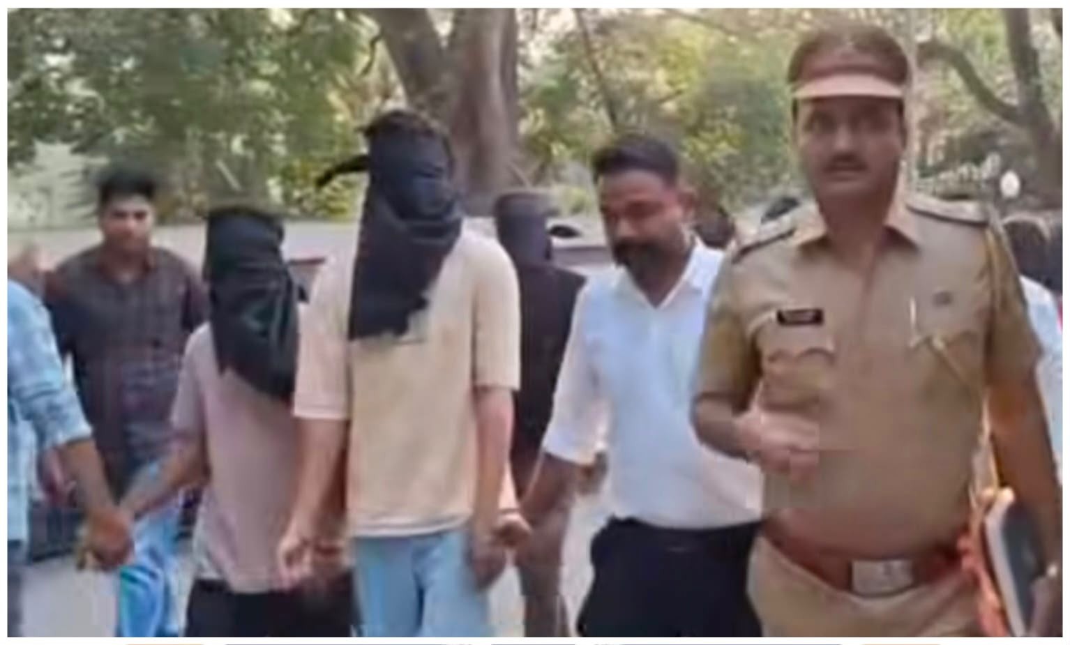 भिवंडी पुलिस ने मुंबई के गोरेगांव में एक बड़े ऑनलाइन सट्टेबाजी रैकेट (Betting Racket) का पर्दाफाश करते हुए 10 आरोपियों को गिरफ्तार किया है। यह पूरी कार्रवाई परिमंडल-2 के पुलिस उपायुक्त डॉ. पवन बनसोड के नेतृत्व में की गई