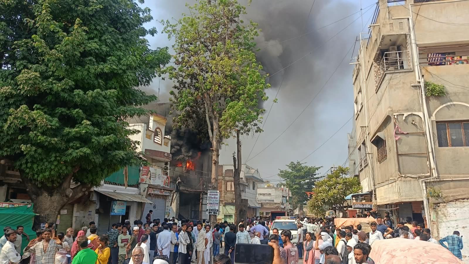 बडनेरा में भीषण अग्निकांड! जयस्तंभ चौक का सनी सायकल स्टोर धधका, करोड़ों का नुकसान की आशंका
