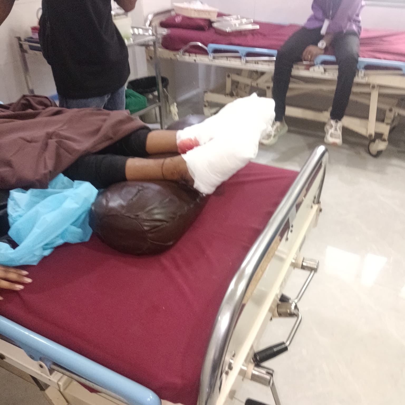 काशीगांव दरगा रोड पर स्थित RMC(रेडी मिक्स कंक्रीट) प्लांट की गाड़ी ने शनिवार की सुबह आठ बजे काशीगांव ग्रीन विलेज के पास पैदल जा रही युवती के दोनों पैरो को बुरी तरह से कुचल दिया।