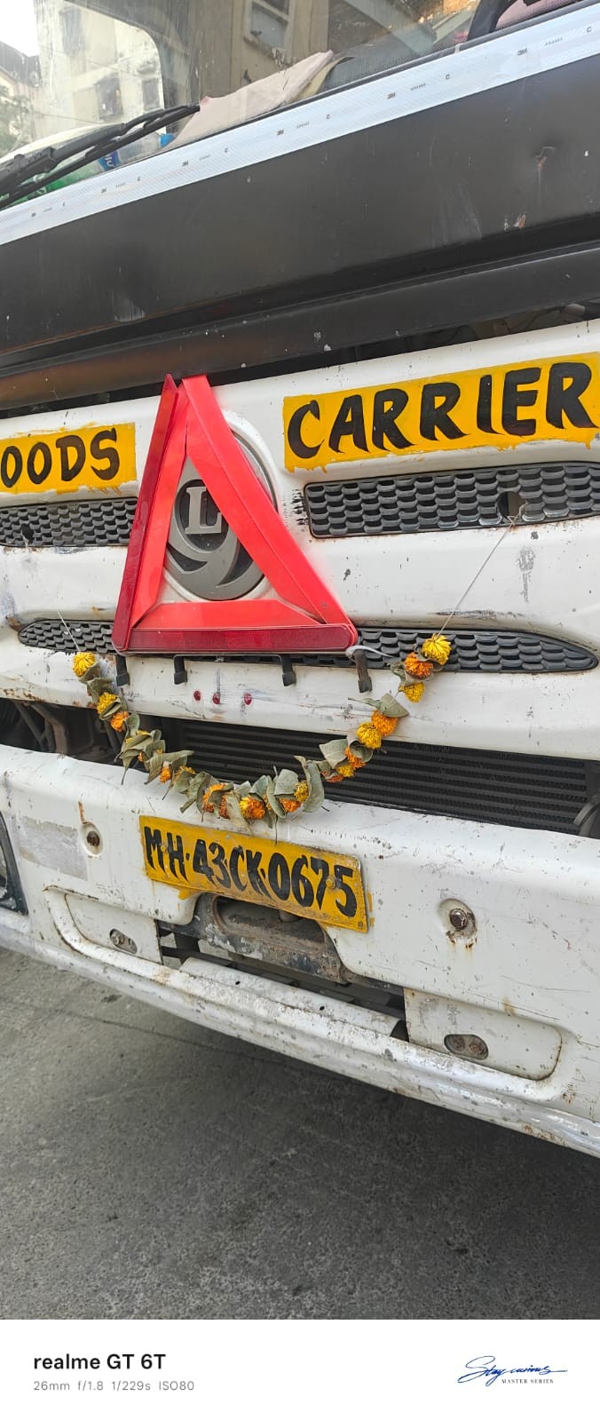 काशीगांव दरगा रोड पर स्थित RMC(रेडी मिक्स कंक्रीट) प्लांट की गाड़ी ने शनिवार की सुबह आठ बजे काशीगांव ग्रीन विलेज के पास पैदल जा रही युवती के दोनों पैरो को बुरी तरह से कुचल दिया।