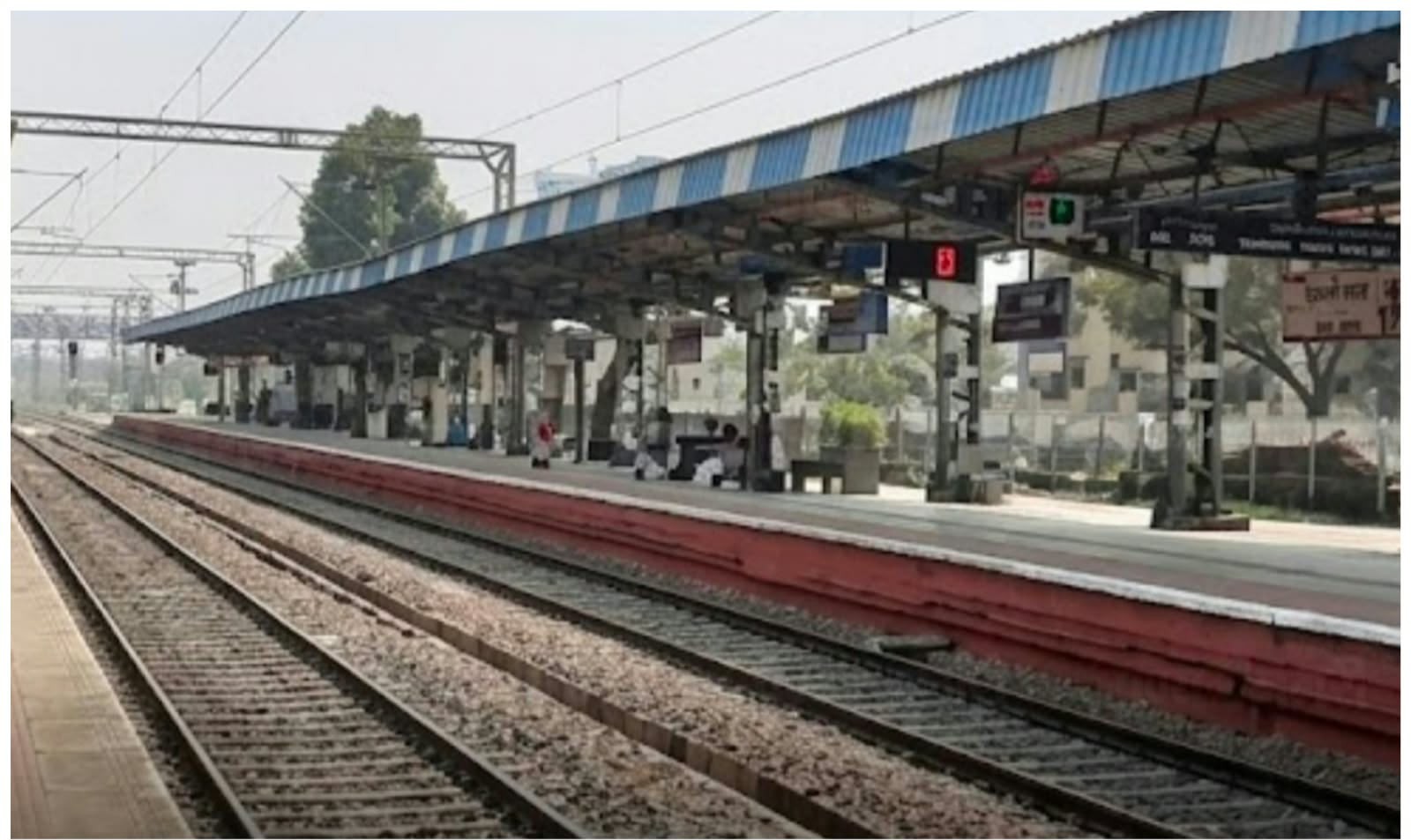 पालघर में दर्दनाक हादसा: खड़ी मालगाड़ी के नीचे से पटरी पार कर रही 20 वर्षीय युवती ने गंवाए दोनों पैर
