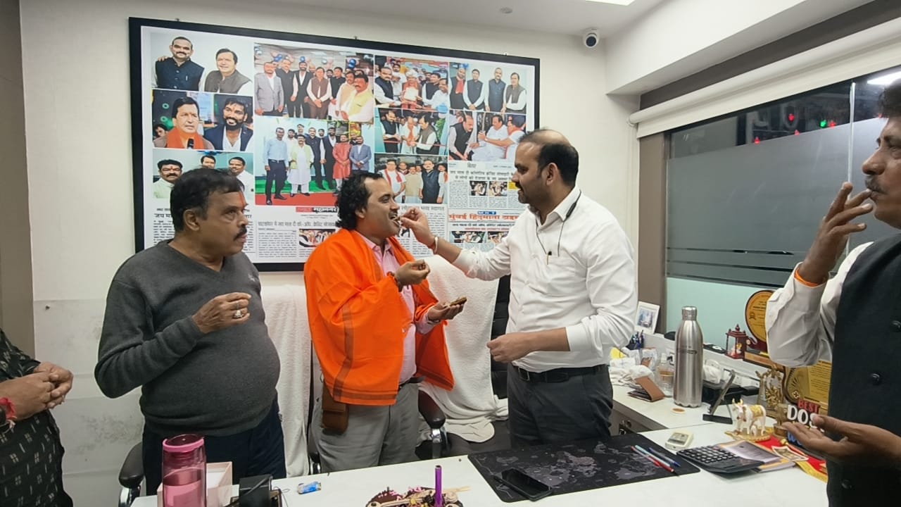 वरिष्ठ खोजी पत्रकार पवन पाठक का जन्मदिन JMD ग्रुप ने केक काटकर मनाया