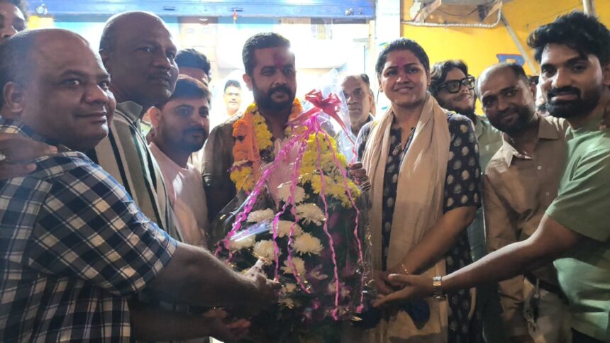 वर्सोवा विधानसभा क्षेत्र से वार्ड नंबर 61 में कांग्रेस उम्मीदवार दिव्या अवनीश सिंह की जीत का जश्न।