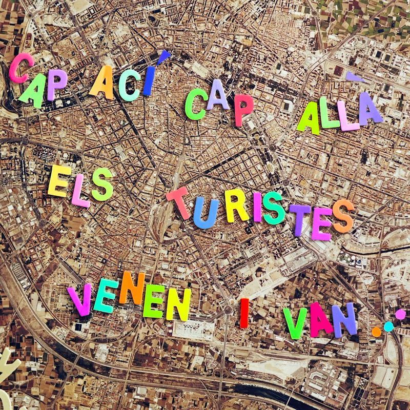 Cap ací cap allà els turistes venen i van