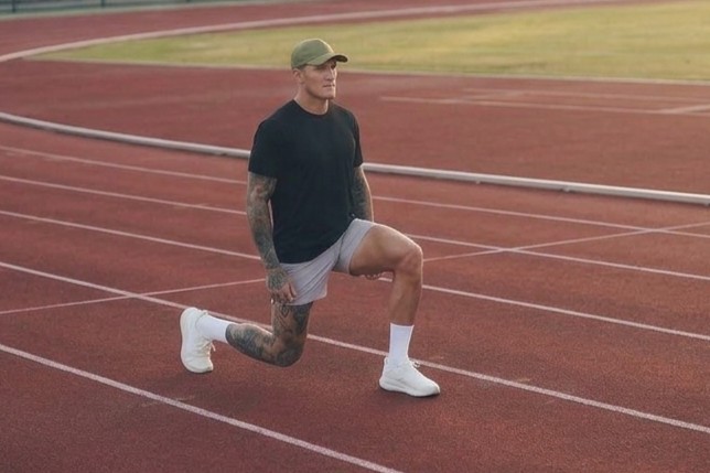 Runner in a walking lunge, front knee bent and back knee lowering toward the floor