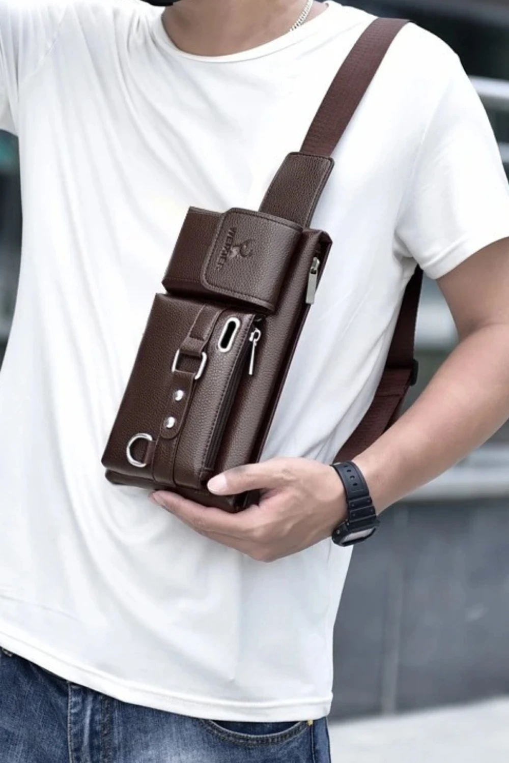 Side view of the shoulder bag.