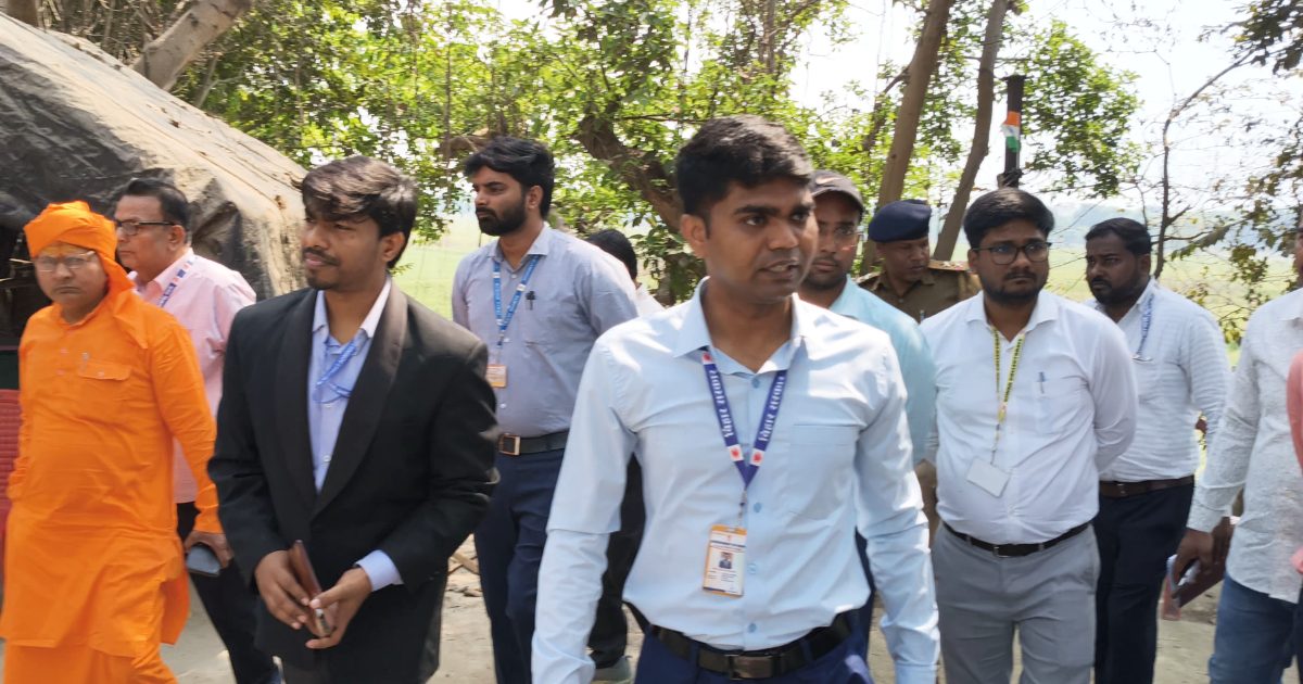 जिलाधिकारी ने किया श्रीकलपुर चेकपोस्ट का निरीक्षण।