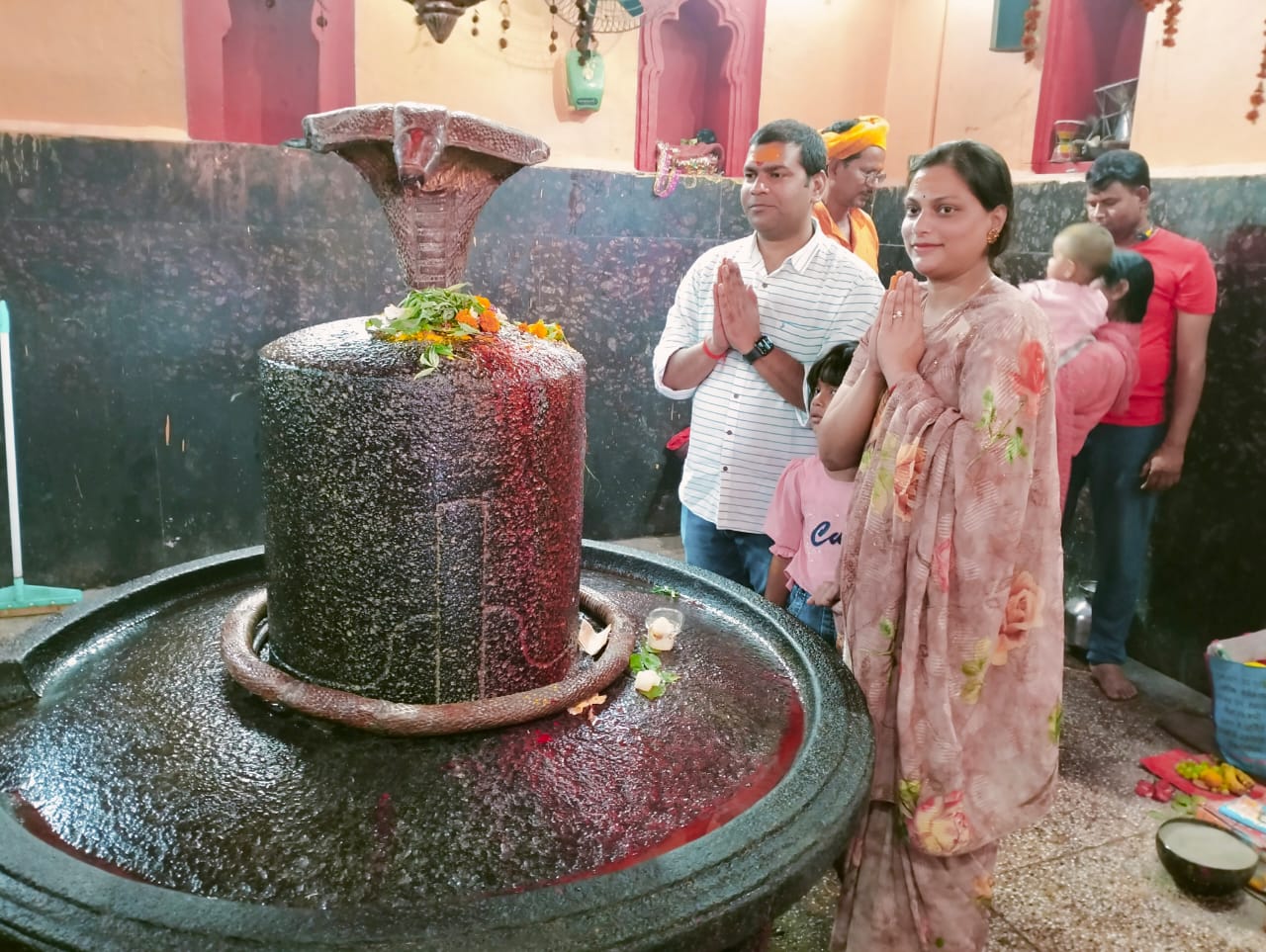 जिलाधिकारी ने सपरिवार किया द्वापरयुगीन शिवलिंग पर जलार्पण।