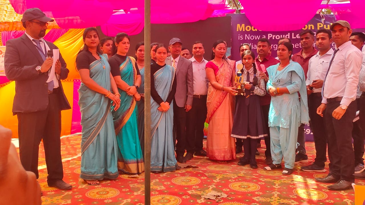 विद्यालय प्रबंधन ने बच्चों को किया सम्मानित।