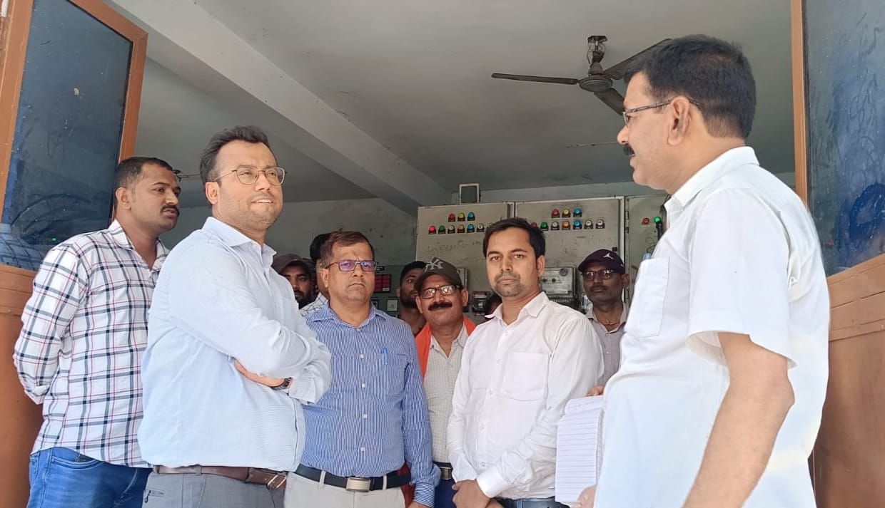 डीएम ने किया गुठनी ब्लॉक का निरीक्षण तथा सार्वजनिक शौचालय का उद्दघाटन।