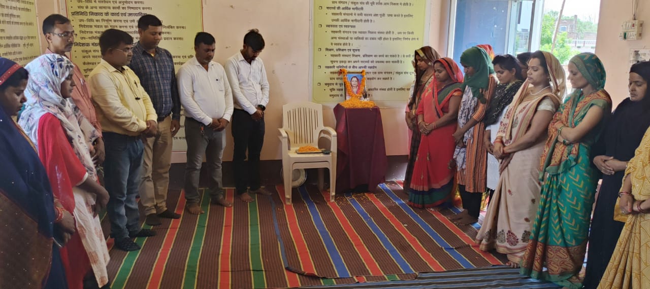 दुर्घटना में मौत की शिकार सीएलएफ सचिव शुशीला को दी गयी श्रद्धांजलि। 