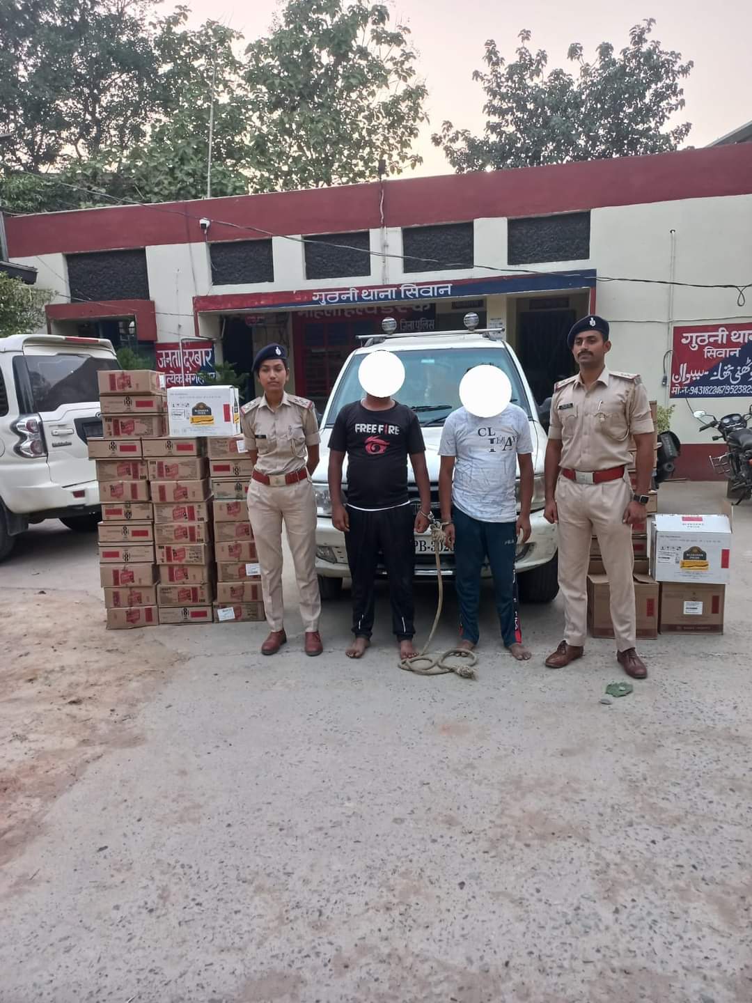 सफारी गाड़ी में भरकर ले जा रहा था शराब, पुलिस ने किया जप्त।