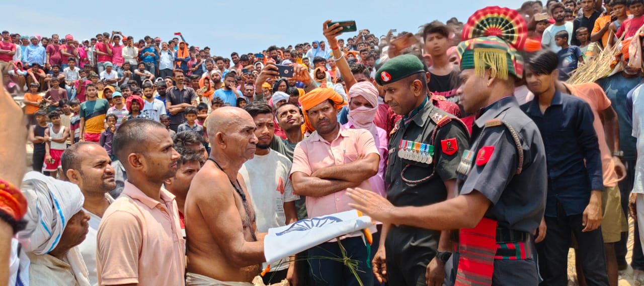 फौजी अनीश पंचतत्व में हुये विलीन,सेना के जवानों ने दी सलामी।