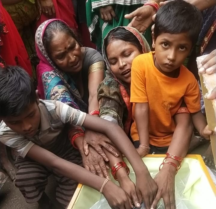 मलेशिया से युवक का शव पहुँचा गांव,मचा कोहराम।