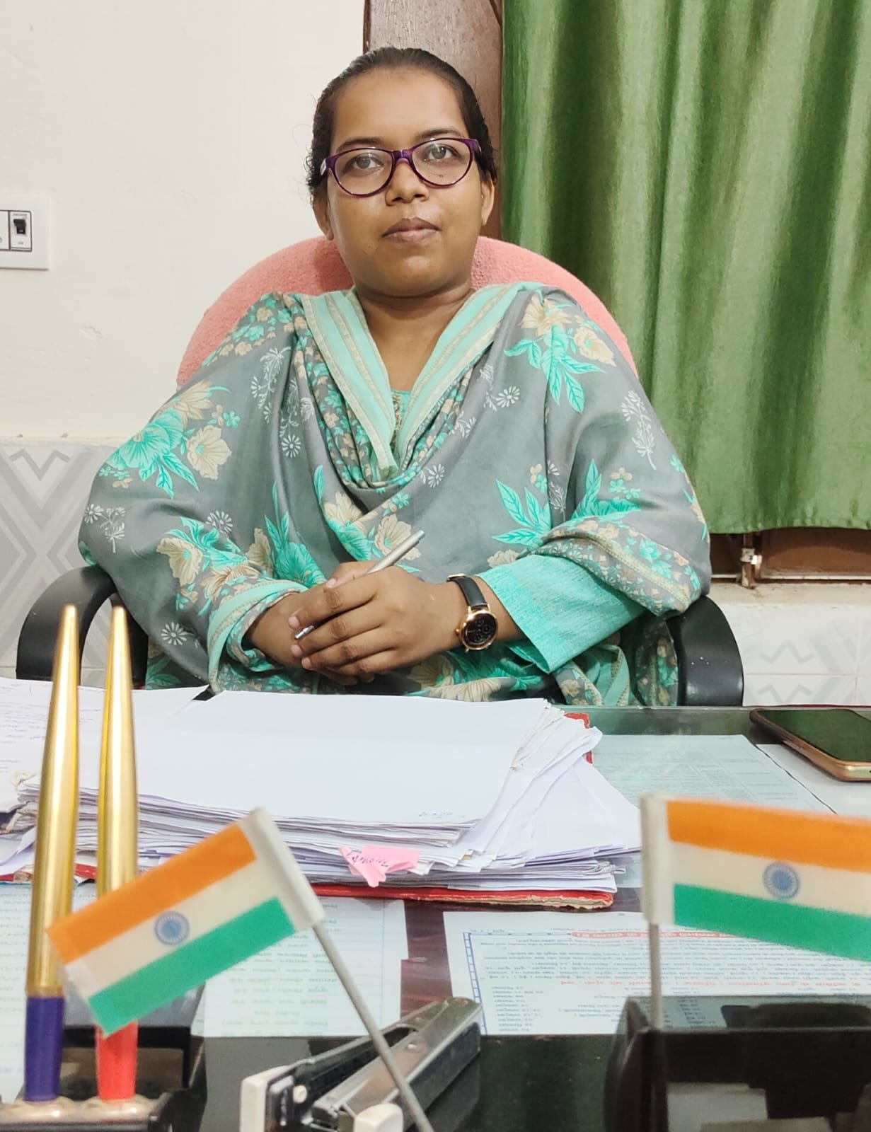 गुठनी सीओ पद पर आसीन होने वाली पहली महिला है आरती कुमारी।