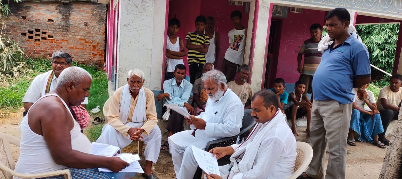 विधायक ने हत्या के शिकार व्यक्तियों के परिजनों से की मुलाकात।