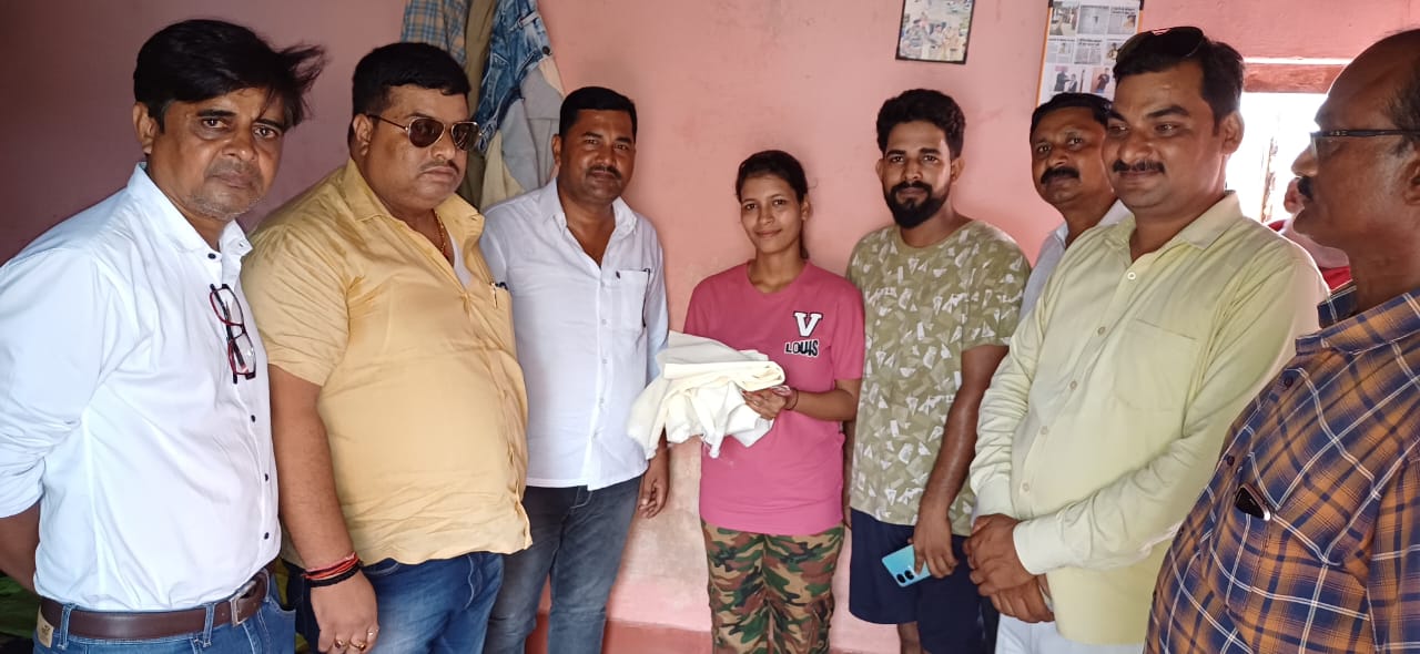 शूटर मोनिका मिश्रा को प्रमुख व चेयरमैन ने किया सम्मानित।