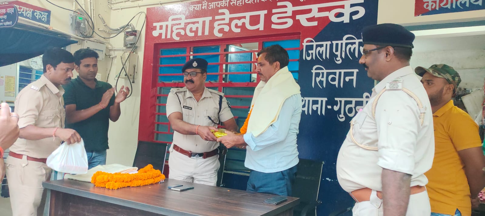 सेवानिवृत्त चौकीदार को कार्यक्रम आयोजित कर की गई विदाई।