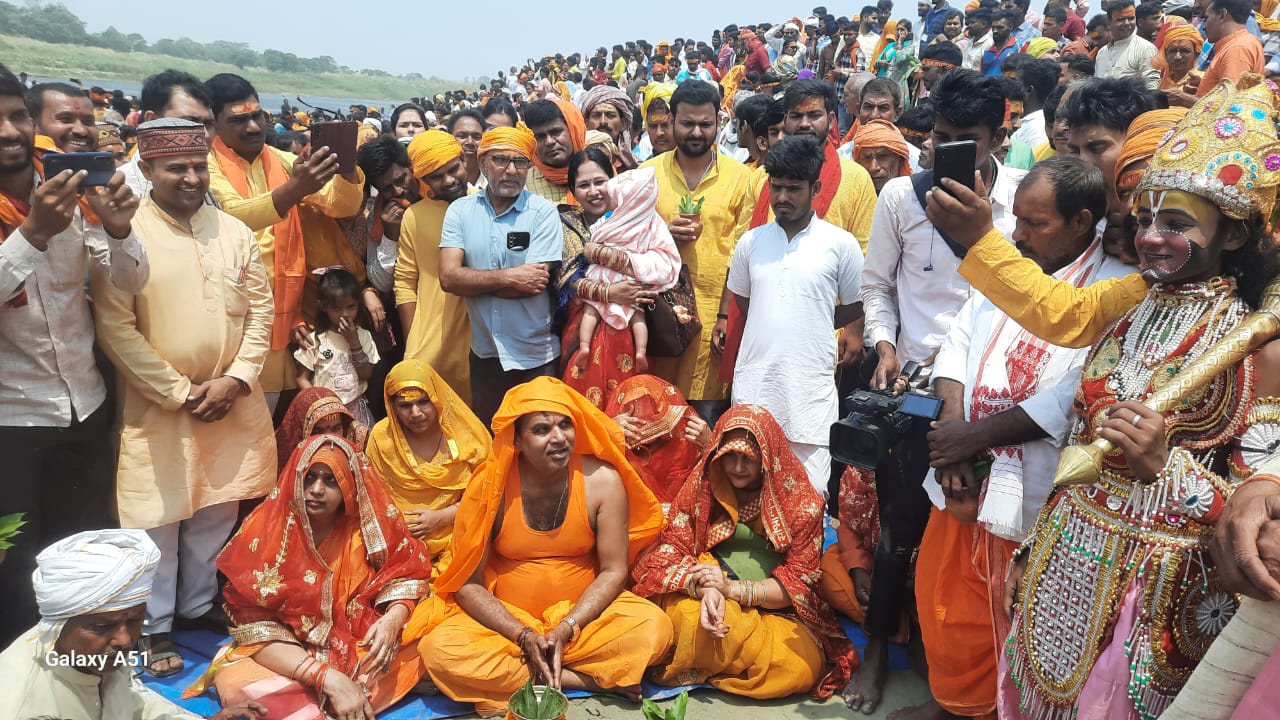 चकरी योगाश्रम से निकला भव्य कलश शोभायात्रा।