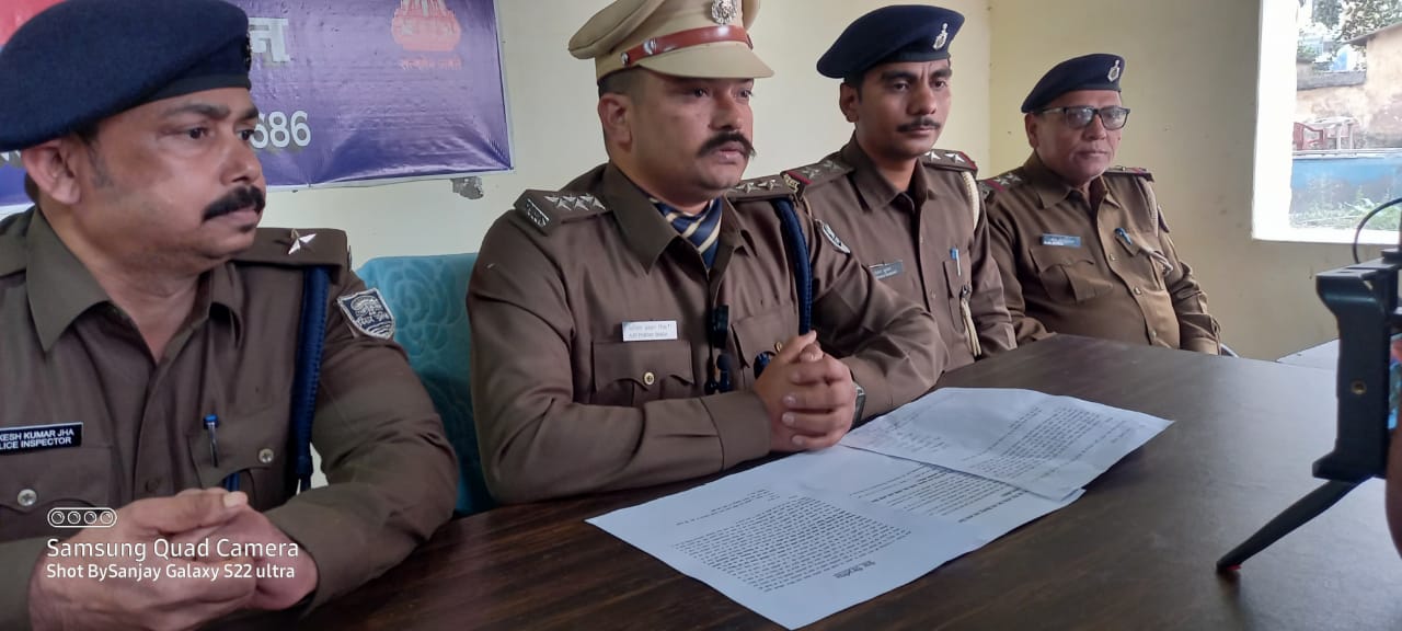 हथियार के साथ चार गिरफ्तार, चोरी गई दुर्गा मां की प्रतिमा व बाइक बरामद।