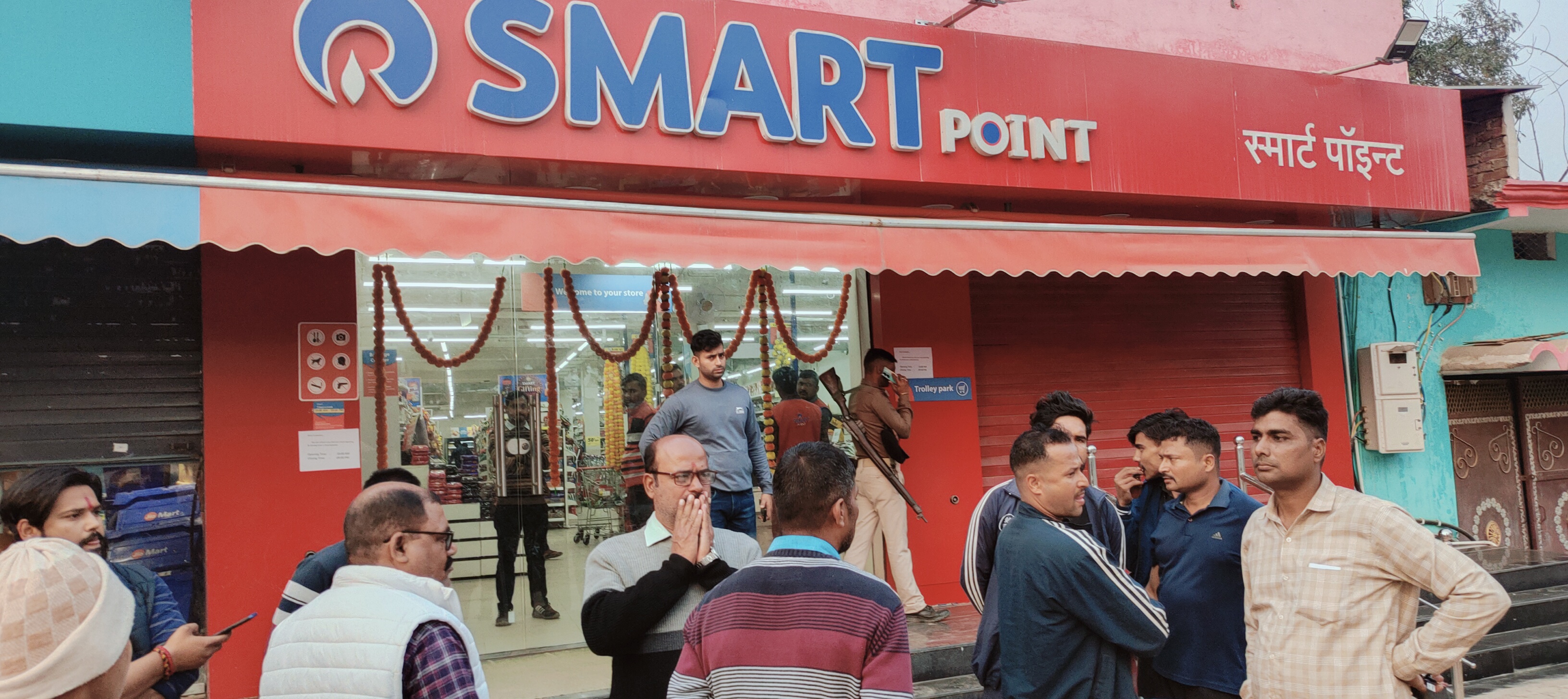 गुठनी चौराहा स्थित स्मार्ट पॉइंट मॉल परिसर से ग्राहक की बाइक चोरी।