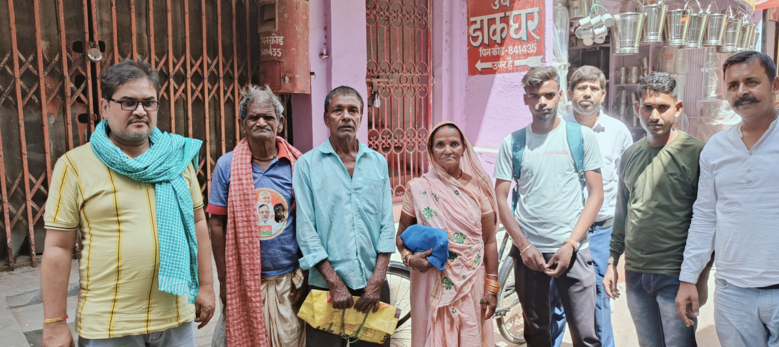 भुगतान नही होने से नाराज ग्राहकों ने डाकघर में किया ताला बंद।