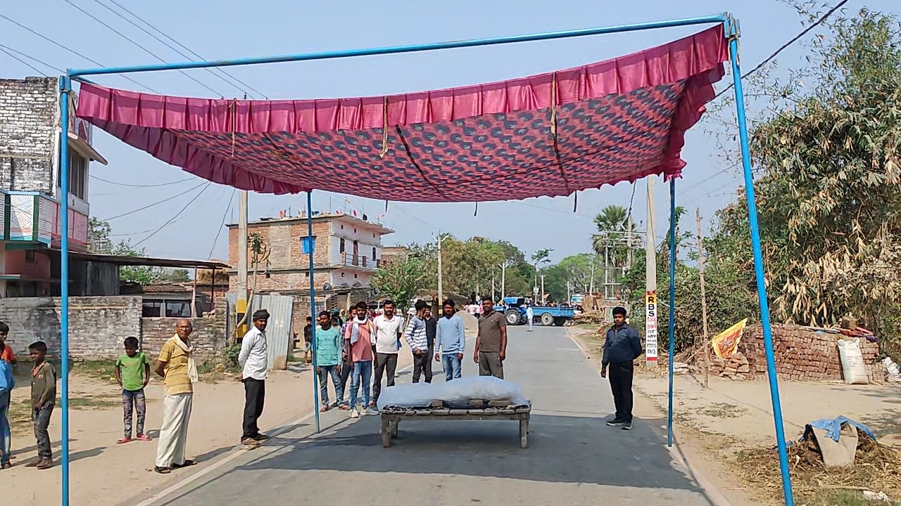 दुर्घटना में घायल किशोरी की मौत के बाद ग्रामीणों ने किया सड़क जाम।