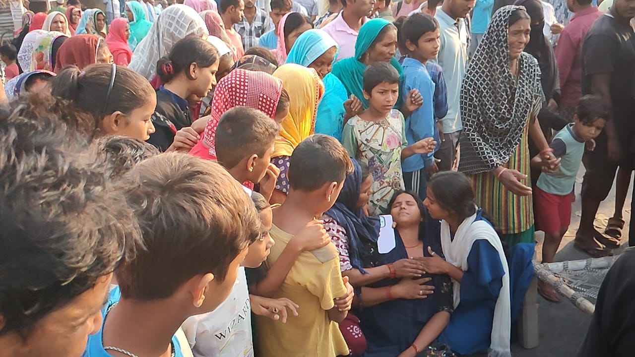 सड़क हादसे में माँ-बेटी की मौत एक अन्य महिला कि स्थिति गंभीर।