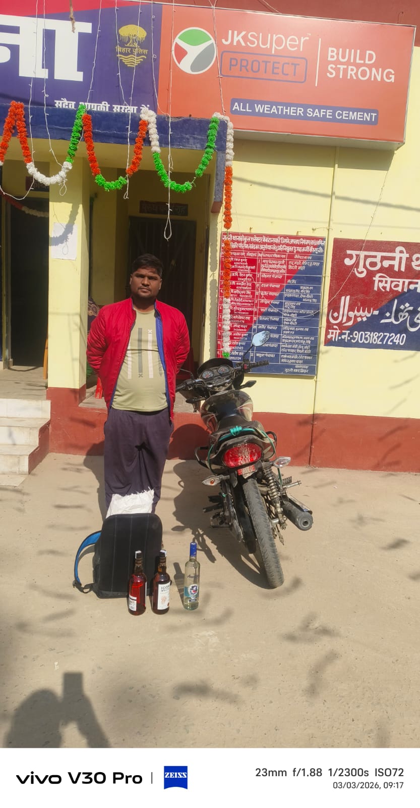 पुलिस ने तिरबलुआ गांव में छापेमारी कर 100 लीटर देशी शराब बरामद किया है। image 2