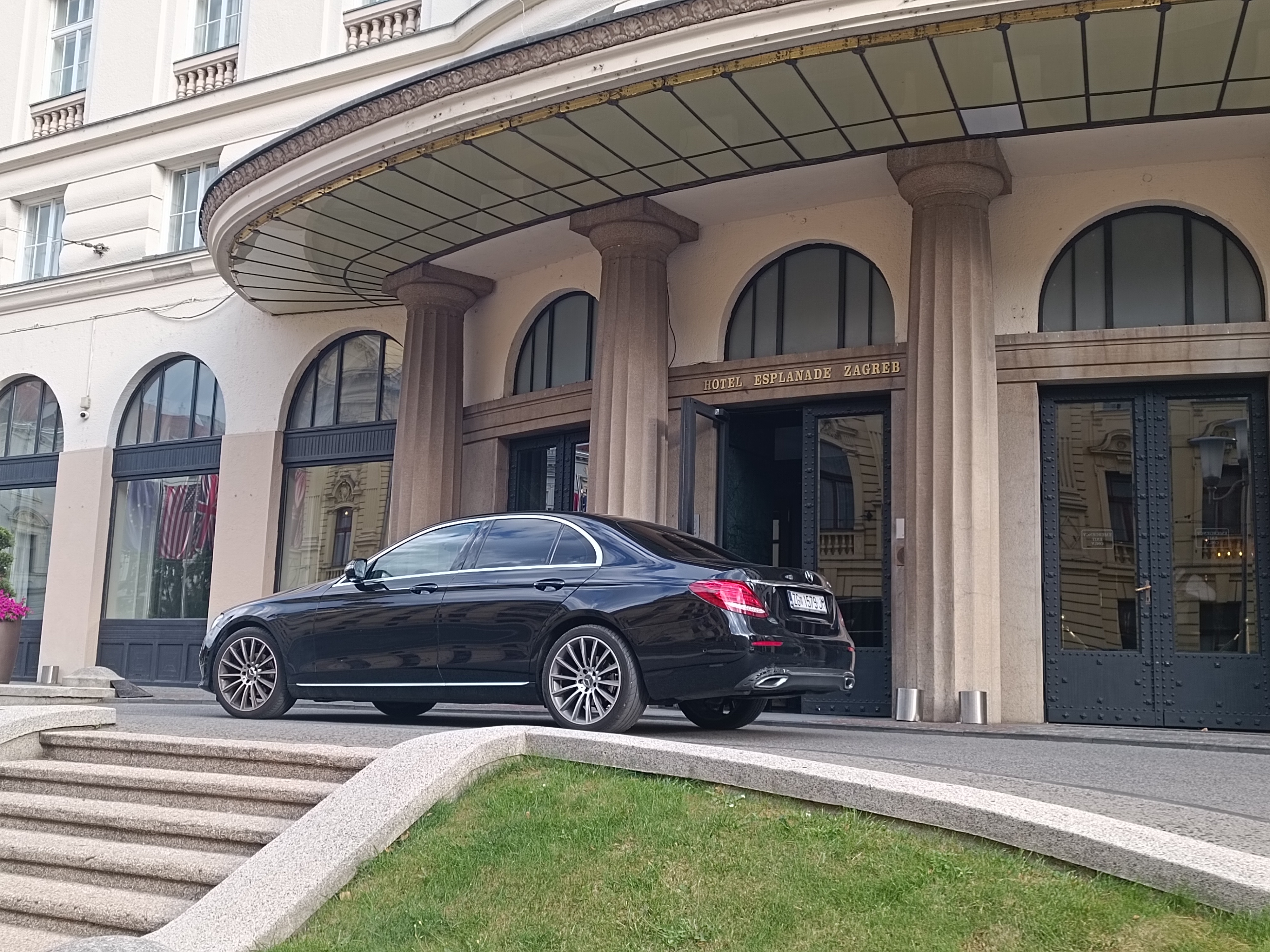Mercedes E-Class Hotel Esplanade