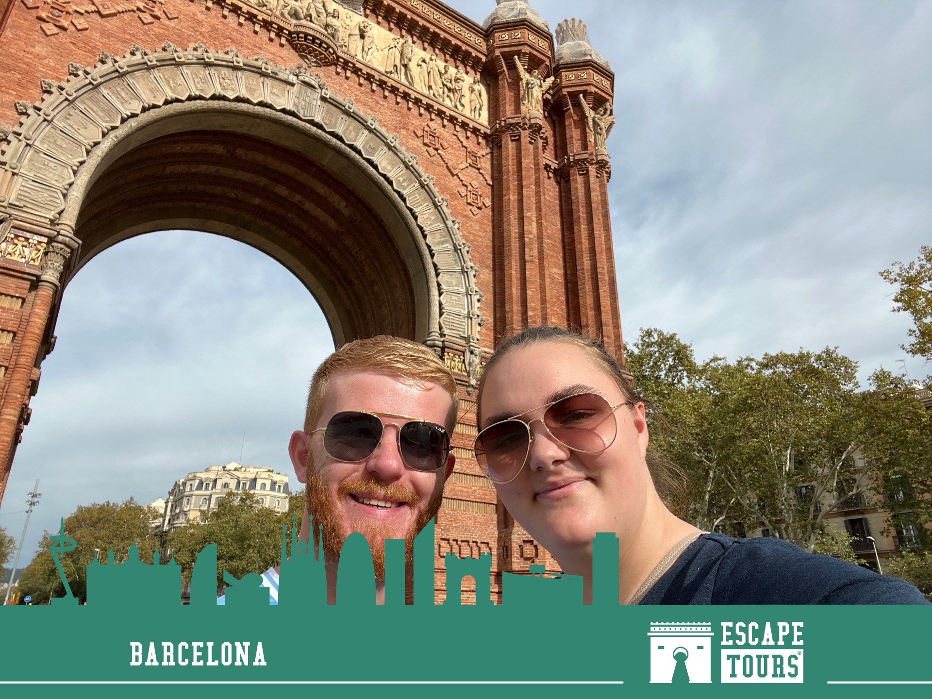 Teamfoto van Bassie en Adriaan in Barcelona