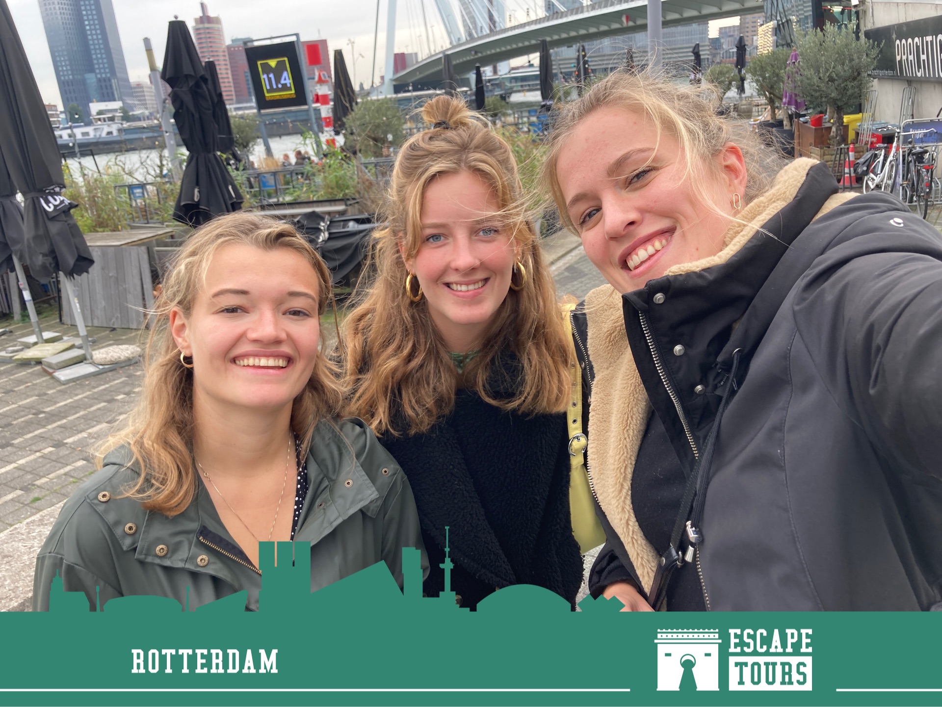 Teamfoto van dames 4 met bier en plezier