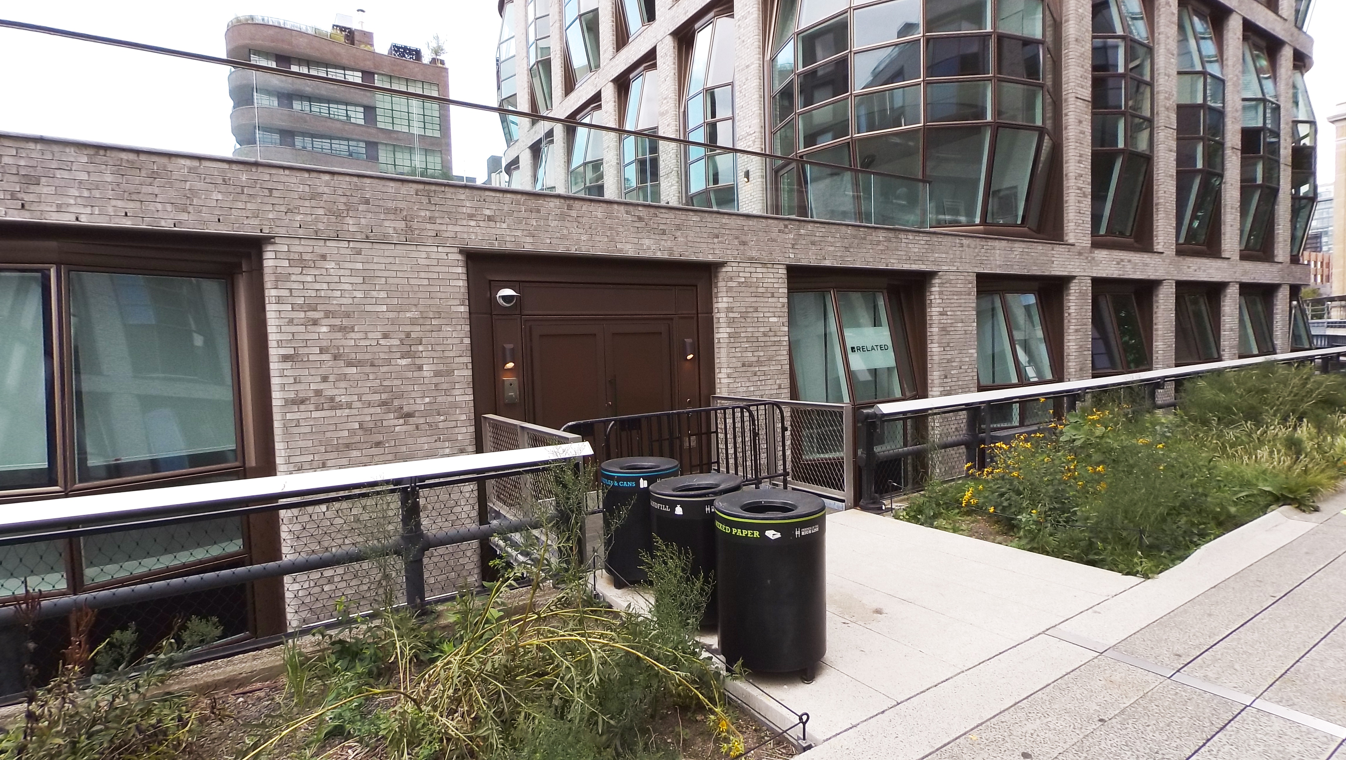 A private gate connects Heatherwick's Lantern House to the High Line.