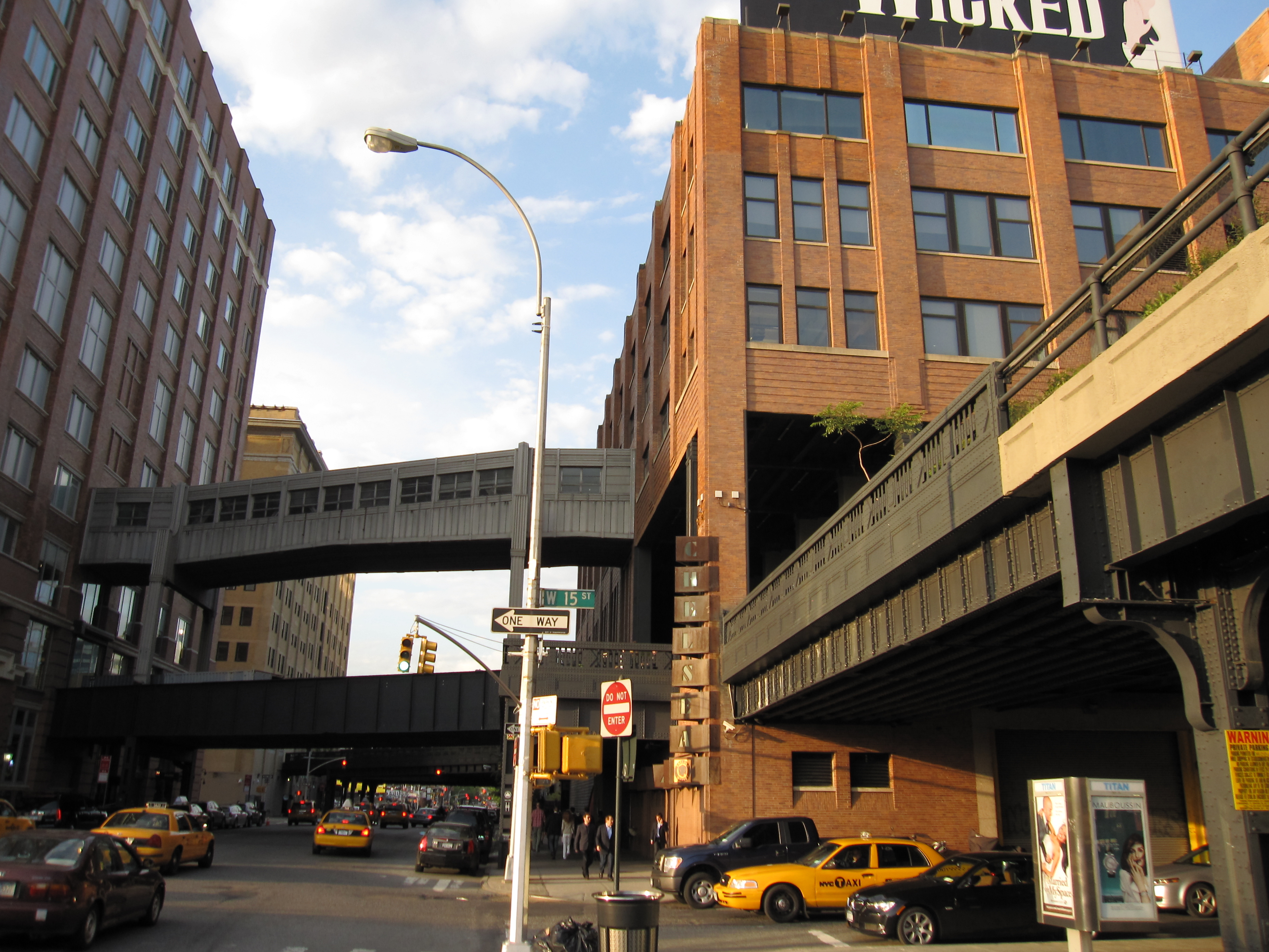 The High Line crosses through the Chelsea Market building without further interaction. (Gryffindor, Wikimedia Commons)