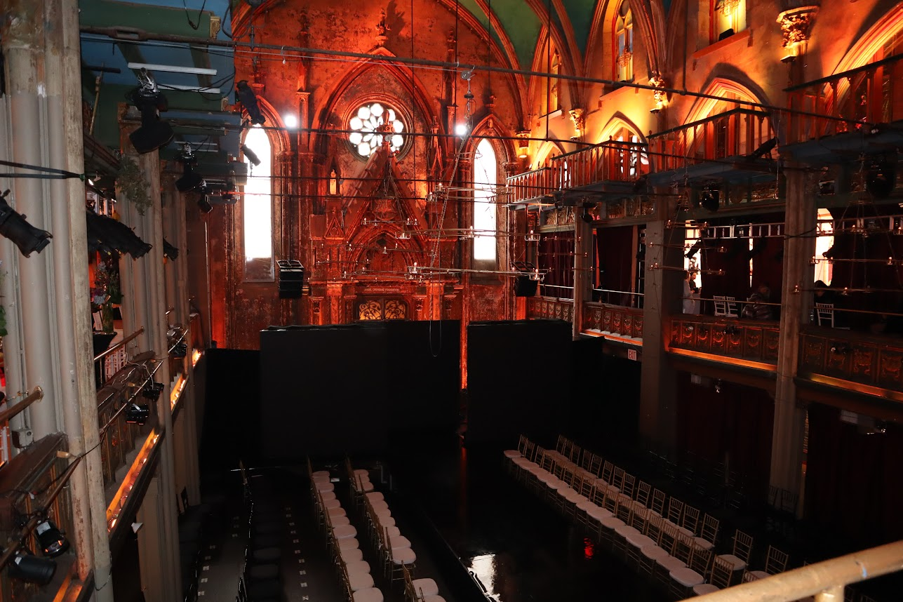 Lighting equipment interrupted by a synagogue.